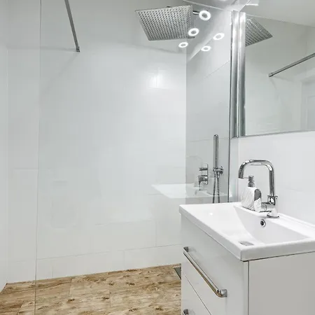 Exclusive Forty Apartment *